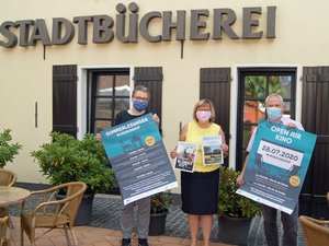 Laden ein zu Open Air Veranstaltungen in den Missionshof (v.l.): Michael Linde, Kulturamt, Gisela Zwiener-Busch, Stadtbücherei und Thorsten Rogsch, Stadtjugendring. Nicht dabei: Ilka Mainka, integrative Quartiersentwicklung.  Foto: Stadt Neukirchen-Vluyn